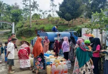 Tagana Tasikmalaya Salurkan Air Bersih Bagi Warga Dua Desa di Bojonggambir