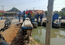 Babinsa Koramil Pusakanagara, Ajak Warga Bantu Petani Pembagian Air Irigasi