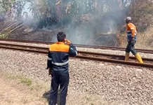 Dilarang Membakar Membuang Sampah Sembarangan ke Jalur Rel