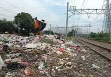 Asap Pembakaran Sampah Sekitaran Rel Membahayakan Perjalanan Kereta