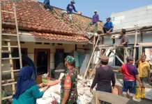 Karya Bakti di Sagalaherang, Babinsa dan Warga Bahu Membahu Bantu Sesama