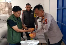 Polisi di Garut Ikut Andil Bantu Petani Jual Hasil Panen Jagung