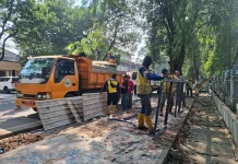 Satpol PP Kota Bandung Tertibkan 36 PKL dan Bangunan Liar di Jalan Rajiman