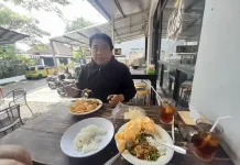Lotek Tjihapit Legendaris Bandung Tetap Lezat Lintas Tiga Generasi