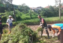 Babinsa Koramil Jalancagak, bersama warga Tambakan, Gotong royong bersihkan Air
