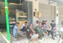 Babinsa Cijambe dan Bhabinkamtibmas, Gelar Komsos dan Edukasi Harkamtibmas