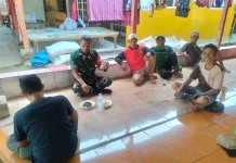 Ngobrol Santai di Teras Warga, Cara Babinsa Koramil Pagaden Pererat Silaturahmi