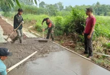 Babinsa Koramil 0503/Kalijati, Pastikan Pengecoran Jalan Desa Berjalan Lancar