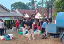 Tagana Kabupaten Tasikmalaya Distribusikan Air Bersih di Kecamatan Tanjungjaya