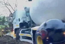Truk Molen Tabrak Pohon di Jalan Soekarno Hatta Bandung