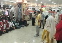 Dorong Layanan Inklusif, Ratusan Pramuniaga Asia Plaza Belajar Bahasa Isyarat