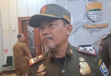 Satpol PP Kota Bandung Larang Pedagang Bendera Berjualan Di Trotoar