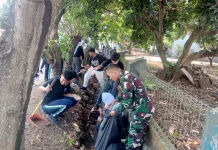 Kehadiran Babinsa Koramil Subang, Jadi Penyemangat Warga dan Pelajar saat Karbak