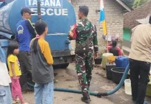 TNI dan Tagana di Subang Bersinergi Salurkan Ribuan Liter Air Bersih