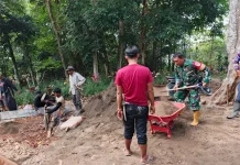 Karya Bakti TNI dan Warga Cor Jalan menuju Makam Eyang Bahureksa