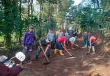 Babinsa Koramil Tanjungsiang Bahu Membahu Bersama Warga Bersihkan Jalan Desa