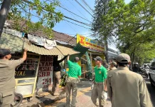 Sebanyak 57 Bangunan Liar di Jalan Ibrahim Adjie Ditertibkan
