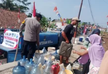 Tagana dan Polsek Singaparna Distribusikan Air Bersih untuk Warga Pasirsalam