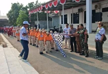 Babinsa Koramil 0509/Pamanukan, Lepas Peserta Gerak Jalan Santai HUT RI Ke-81