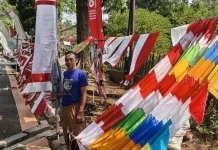 Pedagang Bendera di Subang, Keluhkan Sepi Pembeli, Penjualan Turun 50 Persen