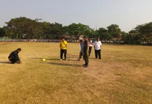 Babinsa dan Aparatur Kecamatan Binong, Siapkan Lapangan Upacara 17 Agustus