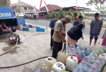 Krisis Air Meluas, Tagana Tasikmalaya Salurkan Air Bersih di Desa Tarunajaya