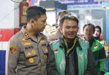 Puluhan Ojol di Garut Antri Dapatkan Oli Gratis