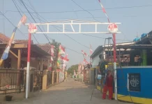 Semangat Warga Sukamulya Pagaden Gotong-royong Cat Gapura