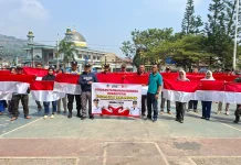 Polsek Malangbong Garut Bagikan Seribu Bendera Merah Putih