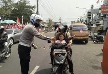 Satlantas Polres Tasikmalaya Bagikan Bendera Merah Putih kepada Pengguna Jalan