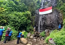 Tagana Tasikmalaya Kibarkan Bendera Merah Putih Raksasa di Curug Payung