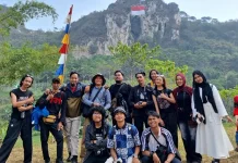 Momen Kemerdekaan, PFI Bandung Gaet Mahasiswa Abadikan Merah Putih di Tebing Hawu