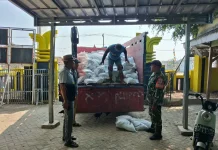 Pastikan Pembagian Bantuan Beras Tepat Sasaran, Babinsa Kawal Pendistribusian