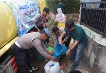 Wartawan Televisi Turun Langsung Bantu Warga yang Kekeringan di Kecamatan Ibun