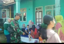 Kemanunggalan TNI-Rakyat, Babinsa Sagalaherang Temani Warga Cek Kesehatan