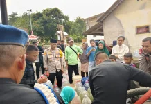 Tak Hanya Jaga Keamanan, Brimob dan Polsek Jalancagak,, Bagikan Air Bersih di Ciater