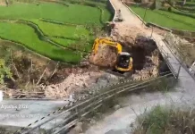 Jembatan Cibayawak Diperbaiki, Alat Berat Mulai Bongkar Jembatan Lama