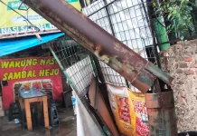 Hujan Dengan Angin Kencang Landa Bandung, Reklame Roboh hingga Pohon Tumbang