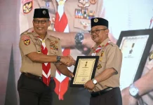 Mendikdasmen Terima Lencana Darma Bakti dari Gerakan Pramuka