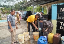 Polres Tasikmalaya Salurkan Air Bersih untuk Masyarakat Sekitar Asrama Polisi