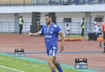 Marc Klok dan Laga Emosional Persib Kontra PSM