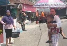 Bantu Warga Kekeringan, Koramil Jalancagak Salurkan Air Bersih ke Palasari Ciater