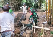 Wujud Kemanunggalan TNI, Babnisa Bergotong royong Bersama Warga Bangun Mushola