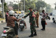 Antisipasi Debu Vulkanik Krakatau, Koramil Subang Bagikan Masker ke Warga