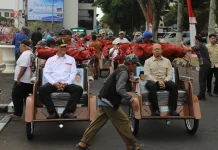 Becak Listrik Bantuan Presiden diserahkan Kepada 220 Penerima di Tasikmalaya