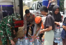 Pemkab Sumedang dan Brimob Salurkan 8.000 Liter Air ke Warga Darmaraja