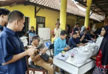 BULOG Kawal Penyaluran Beras Bansos di Cirebon hingga ke Penerima