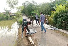 Bakar Semangat Warga, Babinsa Binong Turun Langsung Bantu Pengecoran Jalan