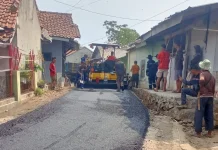 Akses Warga Buahdua Makin Nyaman, Jalan Burujul-Gendereh Dihotmix