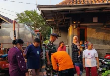Demi Pembagian Merata ke Warga, Babinsa Kawal Penyaluran Air Bersih oleh BPBD